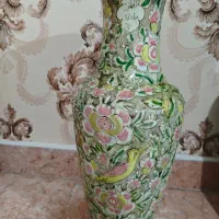 گلدان قدیمی غرق رنگ