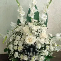 سبد گل روز سفید کم کار