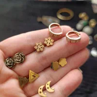 تعدادی بدلیجات رنگ نقره ای و رزگلد