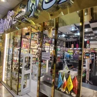 کلیه اجناس این فروشگاه واگذار میشود(لوازم آرایشی)