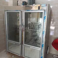 یک کارگر ساده یا فنی برای کار یخچال سازی