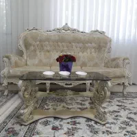 مبل سلطنتی سه نفره همراه با میز عسلی