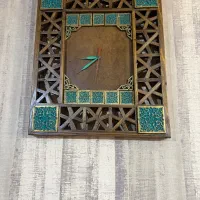 تعدادی ظروف دکوری وساعت سنتی دیوار فیروزه ای