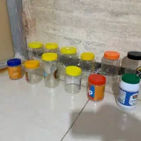 شیشه نوشابه و ظرف پلاستیکی