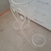 یک استند فلزی در حد نو با سه چرخه تمیز