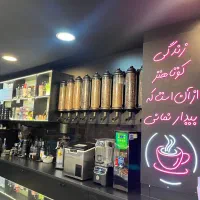 فروشنده و پروموت خانم برای محصولات قهوه