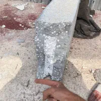 کارگر شاگرد آشنا به برشکاری دیوارچینی ساختمان