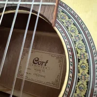 گیتار Cort نو همراه با باکس چرم نو