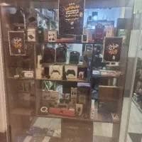 قفسه چوبی ویترین مغازه دکور استند پانچی پیشخوان