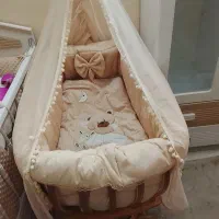 تخت کنار مادر