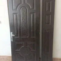 درب چوبی ورودی ساختمان و... تمیز و شیک