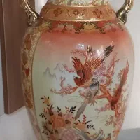 گلدان چینی بزرگ قدیمی کنار سالنی