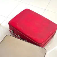 چمدان قدیمی قرمز نشکن