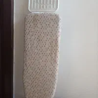 میز اتو نشسته