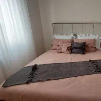 تخت خواب دونفره به همراه میز و آینه در حدنو