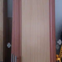 در کمد دیواری با چند تیکه کنارش در حد نو