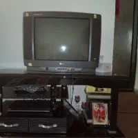 تلویزیون با میز شیشه ای