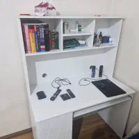 کتابخانه و میز تحریر