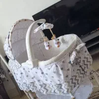 تخت کنار مادر ملورین