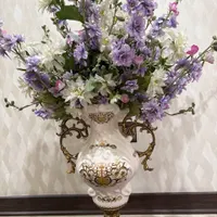 گل مصنوعی و گلدان