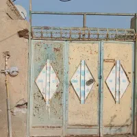 در حیاط آهن قدیم