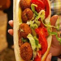 استخدام نیرو برای فلافلی و فست فودی