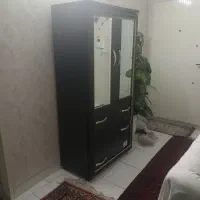 میزتحریر و کامپیوتر و کمد لباس