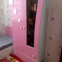 کمد لباس صورتی با ویترین