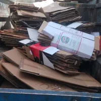 کارگر ضایعات برای بارگیری ضایعات