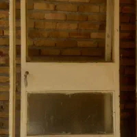 تعدادی درب و پنجره آهنی