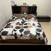 تخت دونفره درجه ا همراه دو تا پاتختی ودراور