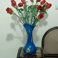 گلدان و شاخه گل رز