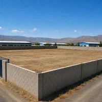 زمین صنعتی دور دیوار