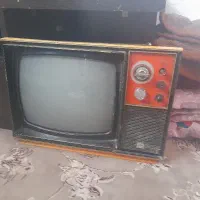 یک تلوزیون قدیمی