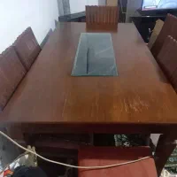 یک عدد میز ناهارخوری ۶ نفر