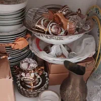 مقداری ظرف دکور موجوده