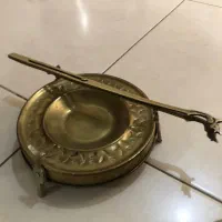 منقل قدمت دار همراه با انبر برنجی
