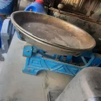 ترازو قدیمی در حد نو همرا با وزنه ها