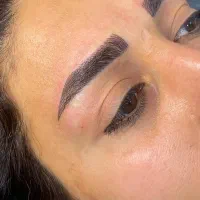 برای انجام خدمات فیبروز ابرو مدل خانم جهت همکاری
