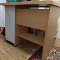 میز تحریر و کامپیوتر