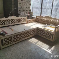 تخت چوبی کنار سالنی و کافه