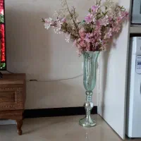 گلدان شیشه ای با گل های خارجی قابل شستشو