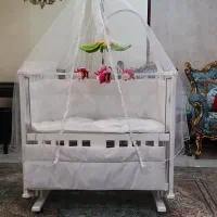 تخت کنار مادر