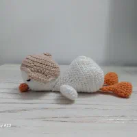 عروسک بافتنی غاز خسته و خرگوش گوش دراز و دختر
