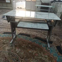 میز کار و کامپیوتر