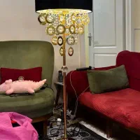 آباژور کنار سالنی ایستاده