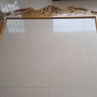 قاب دور تلویزیون روی دیوار