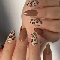 کاشت ناخن ۳۰۰ تومن