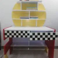 میز تحریر دارای کتابخانه مناسب کودک و نوجوان