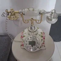 تلفن و میز